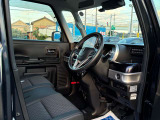 運転席は足元広々です。リラックスして運転できますね。
