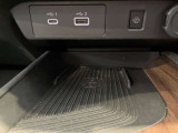 USBポートと置くだけ充電も可能です!