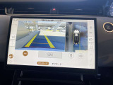 360&deg;サラウンドカメラ】全周囲のカメラを繋ぎ合わせ上からのアングルを画面上に映し出します。見やすい為バックも安全に運転できます。