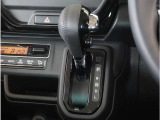 【シフトレバー】シフトもとても操作しやすいデザインになっております。運転する人の事を第一に考えた操作性の高い仕様です。