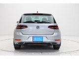 【リヤスタイル】使い勝手の良いハッチバックスタイル。リヤのVWエンブレムは、バックカメラを内蔵しハッチバックを開け閉めする際の取っ手にもなります。