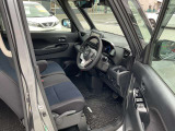 運転席まわりです。実際に座ってみて、乗り心地を体験してみてください,視界も良好です