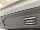 ボタン1つでリアハッチの開閉が可能です。またコンフォートアクセスが付いていれば鍵をポケットに入れた状態でキックで開閉も可能です。