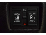 両側電動スライドドアです。運転席の右側に開閉スイッチがあり、運転中からも操作が可能です。