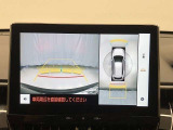 車の全周囲の画像が表示されます。運転席から見づらい個所なども、上空から見たような映像で確認できます。映像のきりかえも出来、後方確認だけでなく大変便利な機能です。