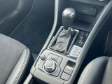 6速AT 運転中でも手もとを見ることなく安全に操作できるコマインダーコントロール