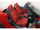 【運転席】レッド基調のインテリアにヘッドレスト一体型のファブリックシート。シートリフターで座面の高さを調整可能です。シートヒーター・社外フロアマット付です。