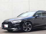 ●Audiが最初に採用したLEDポジショニングランプ。シャープなラインで昼間でも点けていたいと思うほど上品でオシャレです。夜間走行時はさらに目立ちます!