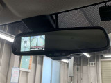 バックモニターで、後方を確認しながら安心して駐車することができます。※カメラが映し出す範囲は限られています。必ず車両周辺の安全を直接確認してください。
