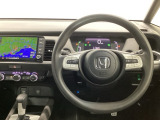 【ハンドル】運転にかかわる様々な操作を安全に行えるように視点移動が少なく操作性に配慮されたスイッチ類が凝縮されたコックピットです。