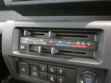 調整が容易なマニュアルエアコンです。夏は快適に、冬も車内の曇りを取ってくれるので安全です♪
