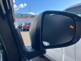 【BSM】センサーによって車両後方の死角を走る車両を検知し安全運転をサポートするシステムです。