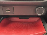 【USB端子】USB接続もついていますので携帯などの電子機器の充電にも使えて便利です♪