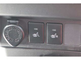 運転席と助手席にシートヒーターが付いています。