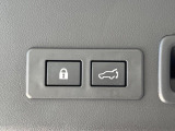 【パワーバックドア】スマートキーや運転席のボタンを押すだけでリアゲートが自動で開閉します!荷物を持っている時や、高い位置にあるバックドアを閉める際に便利な機能です♪