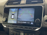 【全方位モニター】まるでクルマを真上から見下ろしたかのような視点で駐車をサポートします!クルマの斜め後ろや真横など、前後左右の4つのカメラの映像が合成されて、モニターに映し出されます。