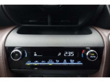 ★エアコンはオートタイプが装着済みです!オートモードにしておけば、車内温度を設定するだけで風の料や吹き出し口の切り替えを機械が行ってくれます!一年中快適な環境を作れますよ♪
