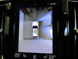 360&deg;カメラ付きで車庫入れや縦列駐車をサポートします。
