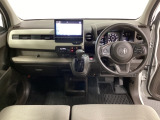 車内は光触媒抗菌消臭施工済です。インパネ周りはスタイリッシュなデザインで機能や装備も充実しています。グローブボックスやカップホルダーのほかにトレーなどたくさんの収納スペースが付いています。