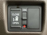 【片側パワースライドドア】片側がパワースライドドアになっており、運転席のスイッチやスマートキーでも開閉が可能です!開口部も広いので乗り降りも楽々♪