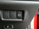 オートマチックハイビーム装備です。先行車や対向車のライトを認識し、ハイビームとロービームを自動で切り替える機能です。夜道の視界を確保します。詳細は販売店スタッフまでおたずねください。