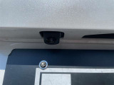 【バックカメラ】後退時に車両後方の映像をモニターに映す機能。目視できない死角を確認でき、衝突事故を防ぎます。駐車が苦手な方だけでなく全てのドライバーに必須の安全装備です。