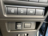 各種安全装置のスイッチが、運転席右側に配置されております。