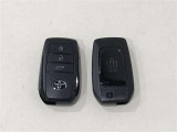【キーレス】少し離れた場所からでもボタン一つでドアの開錠・施錠ができるのでとっても便利!ドアの鍵穴周りに傷をつけることもありません♪