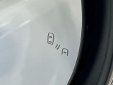 【ブラインドスポットモニター】走行中、ドアミラーの死角になりやすい箇所に後続車が接近するとサイドミラー付近に警告を表示、ドライバーに注意喚起をしてくれます。