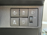 運転席ドアのウインドウ操作スイッチです。すべてのウインドウの開閉操作が可能です。また、ドアミラーはオート開閉なので、ドアロックで自動で閉じ、エンジンスタートで自動で開きます。