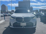 【キドニーグリル】BMWは約90年もの間、ほぼ全ての車両にひと目でBMWだと分かるこの特徴的なフロントグリルが備えられ、デザイン・アイコンとして親しまれてきました。