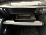【グローブボックス】大容量のグローブボックスです!!車検証ケース他、日頃使う小物類の収納スペースもたくさんあります!