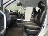 【フロントシート】ホールド感があり疲れにくいフロントシート。長時間の運転でも快適にお過ごしいただけます。
