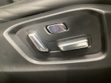 運転席にはパワーシートを装備!シート位置を記憶するメモリー機能付きなのでご夫婦で2名分セットすると便利です♪