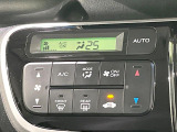 【オートエアコン】一度お好みの温度に設定すれば、車内の温度を検知し風量や温度を自動で調整。暑い&hellip;寒い&hellip;と何度もスイッチ操作をする必要はありません。快適な車内空間には必須の機能ですね♪