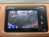 【バックカメラ】運転席から画面上で安全確認ができます。駐車が苦手な方にもオススメな便利機能です。
