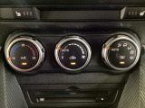 空調スイッチ類は最近流行のタッチパネル式ではなく、運転中でも直感的に操作できるダイヤル式を採用しております。
