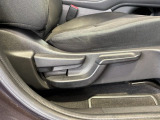 シートハイトアジャスターが付いているので運転姿勢を調整するのに便利ですね。身長に合ったシートポジションは安全運転や疲労軽減にもつながります。