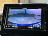 リバースギアに入れるだけで後方の表示へ切り替わります。夜間や雨の日の駐車も楽になりますよ。
