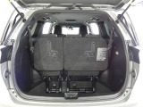 三列目シートは、折りたためますので大きなスペースが出来ちゃいます。キャンプ用品など大きな荷物もばっちり収納可能です♪