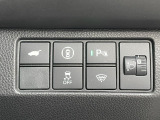 運転席右側に電動リアゲートのスイッチやパーキングセンサーのスイッチ等がついています。