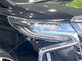 【LEDヘッドライト】悪天候や夜間走行時も良好な視界を確保し安心して運転できる高輝度LEDヘッドライトを装備!点灯速度が早く、消費電力も抑えられています。