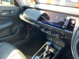 助手席周辺はこのようになっております。運転手だけでなく助手席に一緒に乗られる方も広々と快適にお乗り頂けるような設計です!各種装備を次の写真からご案内いたしますのでご覧ください。