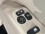 狭い駐車場で便利な電動格納ドアミラーが付いています。