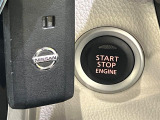 【インテリジェントキー】カバンやポケットに入れたままでもドアの施錠・解錠が可能なスマートキーを装備。エンジンのオン・オフ時もカギを取り出す必要が無いからとっても便利です♪