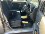 運転席まわりです。運転席からの視界が左右に広く隅々まではっきりと見渡せます!クルマの前端も把握しやすく安心して運転できます!