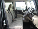 運転席と助手席は、ベンチシート仕様です。