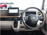 操作性に優れた運転席となります!小物入れや各ボタンの配置にこだわり、使いやすいです!座り心地もよく視認性も良好なのでロングドライブもお任せ下さい!