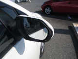 隣車線を走る車両をレーダーで検知し、ドアミラーでは確認しにくい後側方エリアに存在する車両に加え、急接近してくる車両も検知します。車両を検知するとドアミラーに搭載されたLEDインジケーターが点灯します。