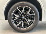 BMW純正19インチアルミホイールが足元を引き締め、スポーティな存在感を高めています。